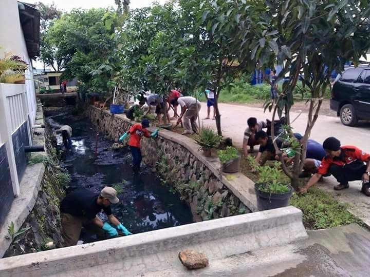 Gotong Royong Membersihkan Sungai